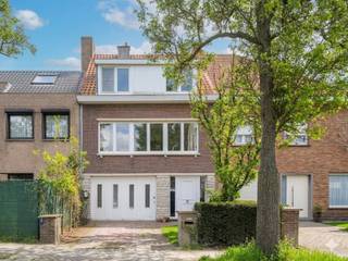 <p>In het rustige Wondelgem, op een bijzonder gunstige ligging in de Kerkuilstraat, vindt u deze charmante en verrassend ruime bel-étagewoning. Hier woont u in alle sereniteit, terwijl u toch geniet van een uitstekende bereikbaarheid en de nabijheid van winkels, scholen, openbaar vervoer en het bruisende centrum van Gent, dat zich op fietsafstand bevindt.</p>
<p>De woning werd de voorbije jaren reeds deels aangepakt, waardoor ze vandaag perfect instapklaar is. Tegelijk biedt ze nog heel wat mogelijkheden om verder naar eigen smaak op te frissen en in te richten. Zo kan u stap voor stap uw eigen stempel drukken zonder grote structurele werken.</p>
<p>Op de eerste verdieping wordt u verwelkomd in een aangename, lichtrijke leefruimte en bijkomend de eetplaats en keuken. Dit verdiep vormt het warme hart van de woning, ideaal voor gezellige momenten met familie en vrienden. Ook de badkamer bevindt zich hier.</p>
<p>De bovenste verdieping telt maar liefst vier slaapkamers: drie ruime kamers en één iets compactere, perfect geschikt als kinderkamer, bureau of dressing. Deze indeling maakt de woning bijzonder interessant voor gezinnen of wie extra ruimte wenst.</p>
<p>Het gelijkvloers is een absolute troef. Dankzij de uitzonderlijke ruimte geniet u hier van tal van mogelijkheden: een grote garage, werkruimte, opslagplaats of hobbyruimte — alles is perfect combineerbaar.</p>
<p>Achteraan bevindt zich een gezellige, charmante tuin waar u in alle privacy kan genieten van rust en groen, zonder inkijk van buren. Een heerlijke plek om te ontspannen na een drukke dag.</p>
<p>Kortom, deze woning combineert ruimte, potentieel en een uitstekende ligging tot een bijzonder aantrekkelijk geheel. Ideaal voor wie comfortabel wil wonen in een rustige buurt, met de stad en alle voorzieningen binnen handbereik.</p>