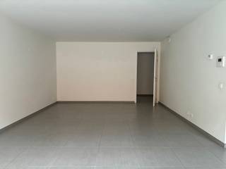 Gelijkvloers appartement met 2 slaapkamers, terras en afgesloten autostaanplaats.Het appartement ligt op wandelafstand van het station van Tielen...