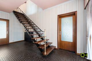 Deze charmante open bebouwing bevindt zich in een rustige en kindvriendelijke wijk met een vlotte verbinding naar de N9 en R4, op een mooi perceel van 535 m² met een grote bewoonbare oppervlakte van 231 m². De woning biedt een comfortabele indeling en een aangename woonomgeving.<br /><br />Gelijkvloers: U wordt verwelkomd in de ruime inkomhal met apart gastentoilet en vestiaire, een lichtrijke woonkamer met een aangename woonkeuken met technische ruimte.<br />Grote multifunctionele kamer op het gelijkvloers met douche en badkamermeubel, extra voorraadkamer, tuin rondom de woning en een afzonderlijke garage met geautomatiseerde poort.<br />Verdieping: Een ingerichte badkamer voorzien van ligbad, douche scherm en dubbel badkamermeubel, drie slaapkamers, afzonderlijk toilet en extra berging.<br /><br />Troeven: Rustige ligging, ruime bewoonbare oppervlakte, multifunctionele kamer op het gelijkvloers<br /><br />Eerste bezoekmoment woensdag 1 April van 15h tot 17h, mits het maken van een afspraak via 09 395 05 40 of verkoop@concept-home.be <br /> 