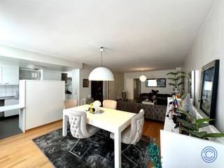 <p><span>Information appartement</span></p><p><span>Appartement très spacieux de 2 chambres à coucher avec terrasse ensoleillée dans le centre d'Anvers ! Situé au 2ème étage dans un immeuble très soigné et authentique avec ascenseur ! Vous entrez dans un grand espace de vie avec beaucoup de lumière grâce aux hauts plafonds et aux 3 grandes fenêtres côté rue. Adjacente à l'espace de vie se trouve la cuisine ouverte, équipée d'une plaque de cuisson au gaz à 4 feux, d'une hotte aspirante, d'un réfrigérateur avec congélateur séparé, d'un four à micro-ondes et d'un double évier. A l'arrière de l'appartement se trouvent 2 chambres calmes d'environ 12 et 14m². Salle de bain équipée d'un double lavabo avec armoire de toilette, d'une douche dans la baignoire et d'un branchement pour machine à laver. Toilettes séparées. L'appartement est doté d'un magnifique parquet en chêne dans l'ensemble de l'appartement et de carrelage dans les pièces humides. Interphone disponible. Le coût mensuel est de 110 euros (entretien et consommation des parties communes, y compris l'ascenseur, le concierge et l'assurance de l'immeuble). Compteurs de consommation privés pour l'électricité, le gaz et l'eau.</span></p><p><span> </span></p><p><span>Aménagement</span></p><ul><li><span>Espace de vie spacieux (environ 50m²) sur parquet de  avec beaucoup de lumière grâce à 3 hautes fenêtres.</span></li><li><span>Cuisine ouverte avec beaucoup d'espace de rangement, équipée d'une plaque de cuisson au gaz à 4 feux, d'une hotte aspirante, d'un double évier, d'un réfrigérateur avec compartiment congélateur séparé, d'un four à micro-ondes et d'un branchement pour lave-vaisselle.</span></li><li><span>Deux chambres spacieuses (environ 12m² et 14m²) à l'arrière de l'appartement.</span></li><li><span>Salle de bains avec double lavabo et armoire de toilette, douche dans la baignoire et branchement pour machine à laver.</span></li><li><span>Toilettes séparées avec lavabo.</span></li><li><span>Terrasse agréable orientée à l'ouest.</span></li></ul><p><span> </span></p><p><span>Extra's</span></p><ul><li><span>L'appartement est doté d'un magnifique parquet en chêne dans l'ensemble de l'appartement et de carrelage dans les pièces humides.</span></li><li><span>Porte d'entrée anti-effraction.</span></li><li><span>Bon EPC de 177 kWh/(m² année).</span></li></ul><p><span> </span></p><p><span>Conditions de location</span></p><ul><li><span>Prix de location : 950 EUR/mois</span></li></ul><ul><li><span>Charges mensuelles : 110 EUR pour l'entretien et la consommation des parties communes, y compris l'ascenseur, le concierge et l'assurance de l'immeuble. </span></li></ul><ul><li><span>Disponibilité : 1er novembre 2025</span></li></ul><ul><li><span>Dépôt de garantie : 3 mois</span></li><li><span>Compteurs individuels pour l'électricité, le gaz et l'eau.</span></li></ul><p><span> </span></p><ul><li><span>Coût du plan de situation obligatoire 200 EUR hors TVA.</span></li><li><span>Assurance locataire obligatoire.</span></li></ul><p><span> </span></p><p><span>Immeuble</span></p><ul><li><span>Immeuble de style avec sous-sol, local commercial au rez-de-chaussée et appartement aux 1er, 2ème et 3ème étages.</span></li><li><span>Ascenseur présent.</span></li><li><span>Interphone disponible.</span></li></ul><p><span> </span></p><p><span>Situation</span></p><ul><li><span>A quelques pas du Meir, de la gare centrale, de la F. Rooseveltplaats, du City Park.</span></li><li><span>Ecoles, magasins et transports en commun à proximité immédiate.</span></li><li><span>MOBISCORE : 9,7/10 !</span></li></ul><p><span> </span></p><p><span>*Les informations contenues dans ce prospectus sont données à titre indicatif : les candidats locataires doivent faire leur affaire personnelle de l'obtention, de la vérification et de l'interprétation de ces informations.</span></p><p><span> </span></p>