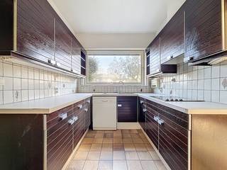 Villa individuelle située sur un terrain de 983 m², au calme dans le quartier résidentiel Simli à Nieuport-Bain, à quelques pas de la digue, des commerces et des restaurants. Idéale pour ceux qui recherchent un projet de rénovation au potentiel énorme, combinant à la fois calme, espace et emplacement privilégié près de la mer.<br />La maison comprend un hall d’entrée avec toilette, un espace de vie spacieux et lumineux avec salle à mange, une cuisine équipée, trois chambres à coucher et une salle de bains. Elle dispose également de deux garages spacieux et d’un jardin orienté plein sud, idéal pour profiter de l’extérieur en toute tranquillité.<br />Grâce à la superficie du terrain et à son excellente situation, cette villa offre de nombreuses possibilités pour créer une résidence familiale exclusive ou une élégante résidence secondaire à la côte.