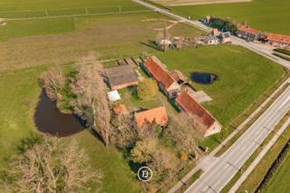 Volledig vergund voor residentieel gebruik én met reeds goedgekeurde bouwplannen biedt deze voormalige hoeve een uitzonderlijke kans voor wie zonder vergunningsonzekerheid een uniek woonproject wil realiseren. Het eigendom bevindt zich op een prachtig perceel van 1,5 hectare langs de Lappersfortstraat, rustig gelegen te midden van groen en open ruimte.<br /><br />Het eigendom maakt deel uit van een voormalig landbouwbedrijf waarvan de functiewijziging naar wonen reeds werd doorgevoerd. De goedgekeurde plannen omvatten de sloop van de bestaande woning en de bouw van een nieuwe woning, volledig naar eigen wens en volgens hedendaagse normen.<br /><br />Daarnaast zijn er twee ruime schuren aanwezig, die vergund zijn als respectievelijk praktijkruimte en wagenhuis. Deze bieden tal van mogelijkheden en kunnen binnen de bestaande volumes verder worden ingericht.<br /><br />Kortom, een unieke opportuniteit voor wie landelijk wil wonen en tegelijk de vrijheid zoekt om een woning volledig naar eigen smaak te realiseren, met het grote voordeel van een volledig vergunde situatie en reeds goedgekeurde bouwplannen.