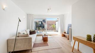 Prachtig duplex-appartement met een magnifiek zonneterras, rustig gelegen in het centrum van Heist. De locatie is uitstekend. Zo hebt u alle voorzieningen (bakker, slager, apotheker, …) binnen handbereik en ligt het strand op enkele minuten wandelen.<br /><br />Door het recent bouwjaar profiteert u van een energielabel B (op het randje van een A) en een volledig conforme elektriciteitskeuring.<br /><br />Indeling: <br />Verdieping 4: inkom met een apart toilet, een zeer grote en volledig ingerichte keuken met veel licht en een mooie woonkamer met toegang tot het ruim zonneterras. <br />Verdieping 5: twee slaapkamers en een ruime badkamer met een inloopdouche en extra toilet.<br /><br />Mooi aanbod voor zowel vaste bewoning als tweede verblijf.<br /><br />Meer informatie of een vrijblijvend bezoek?<br />Contacteer Willem Cauwels op tel. 050/89.27.70.