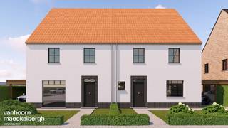 In de Mosselstraat nabij het centrum van Gistel komt er weldra een unieke verkaveling, bestaande uit een mix van open, halfopen en gesloten bebouwingen in landelijke bouwstijl. De grondoppervlaktes variëren tussen de 239 m² en 645 m².<br /><br />Dit unieke project wordt gekenmerkt door zijn centrale ligging ten opzichte van het centrum van Gistel en ademt in een oase van rust.<br /><br />Gistel, de Godelievestad is een bruisende en levendige stad in West-Vlaanderen en heeft een uitgebreid handelscentrum met tal van supermarkten, bakkers, beenhouwers, restaurants, boetieks, tuincentra, etc. De site zelf is vlot bereikbaar met het openbaar vervoer, daar we op 300 meter een bushalte vinden. De ontsluiting naar de kust of het binnenland is ook gewaarborgd via tal van invalswegen alsook de nabijheid van de oprit van de autosnelweg (E40) op zo’n 2,5 kilometer. <br /><br />De woning met lotnummer 22 is een halfopen bebouwing gelegen op een perceel van 318 m² met een oostelijke oriëntatie. Deze woning bestaat op de gelijkvloerse verdieping uit een inkomhal met apart toilet. Een ruime leefruimte met open, ingerichte keuken en aansluitend een was-en bergruimte. Op de eerste verdieping bevinden er zich 3 ruime slaapkamers, een nachthal met apart toilet en een ruime badkamer die plaats biedt voor zowel een bad als douche. Eveneens is er een ruime bergruimte aanwezig. Overigens beschikt deze woning nog over een mooie tuin en zolder. (Vg, Wg, Gmo, Gvkr, Vv) ~ E-peil: 30 ~ Ref OU28402<br /><br />Deze woning wordt volledig naar eigen smaak en stijl afgewerkt. Hierin wordt u volledig begeleid door een professioneel team, waardoor u volledig ontzorgd aan uw nieuwe woonervaring kunt beginnen.<br /><br />Voor meer uitleg maken wij graag met u een afspraak voor een persoonlijk gesprek! <br />Tot binnenkort? Residentie Vastgoed