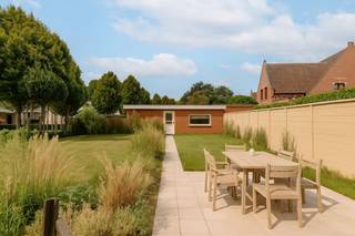 In het centrum van Torhout, op wandelafstand van winkels, scholen en de markt, bevindt zich deze charmante woning met veel potentieel.<br />MOBISCORE: 8,2/10<br /><br />Troeven:<br />Ruime woonoppervlakte – Met een woonoppervlakte van circa 142 m² en een perceeloppervlakte van ongeveer 419 m² biedt het huis veel ruimte. <br /><br />Vier slaapkamers – Het pand telt vier ruime slaapkamers, wat ideaal is voor een gezin of om thuiswerkruimte in te richten. <br /><br />Garage aanwezig – Er is een garage beschikbaar, wat extra comfort en parkeer-/opbergmogelijkheid biedt. <br />zimmo.be<br /><br />Kansen tot eigen afwerking – De woning heeft veel potentieel , waardoor je veel vrijheid hebt om naar eigen smaak te vernieuwen en in te richten.<br />AI helpt ons om u een voorproefje te geven van de woning na renovatie.<br /><br />Interesse in deze unieke kans in het centrum van Torhout? Neem vandaag nog contact op met Eva via +32 475 69 38 22 of eva@vicusvastgoed.be voor meer informatie of een bezoek.