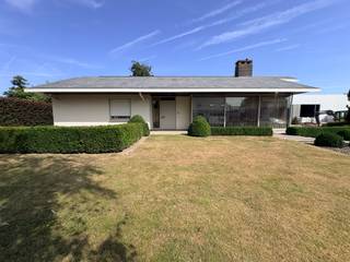 <p><strong>Sint-Eloois-Winkel - Ruime gelijkvloerse woning met 4 slaapkamers</strong></p>

<p>Ontdek deze ruime woning met een praktische indeling en tal van mogelijkheden.</p>

<p>De woning beschikt over 3 slaapkamers (4 mogelijk) en biedt dankzij de grote oppervlakte heel wat wooncomfort en flexibiliteit.</p>

<p>Een absolute troef is de dubbele garage met automatische poort, ideaal voor stadswagens, hobby’s of extra opslagruimte.</p>

<p>Met een EPC-label D en een gunstige ligging geniet u hier van een aangename woonomgeving met alle nodige voorzieningen binnen handbereik.</p>

<p>Dankzij de gelijkvloerse indeling is deze woning bovendien bijzonder comfortabel en toegankelijk.</p>

<p>Plan vandaag nog uw bezoek en ontdek de ruimte, mogelijkheden en troeven van deze woning!</p>

<p><strong>Indeling:</strong></p>

<ul><li>Gelijkvloers: Inkom, afzonderlijk toilet, badkamer, 3 slaapkamers, living met bar en verhoogde zitruimte, eethoek, keuken, toilet, extra zitruimte, garages</li></ul>

<p> </p>

<p>Extra:</p>

<ul><li>Kelder en zolder</li></ul>

<p> </p>

<p><strong>Troeven:</strong></p>

<ul><li>Gunstige ligging</li><li>3 slaapkamers (4 mogelijk)</li><li>Dubbele garage met automatische poort</li><li>EPC D</li></ul>
zie plannen en attesten in bijlage