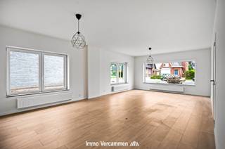 <p><span>Instapklare woning met 2 slaapkamers, gunstig gelegen te Putte - nabij het landelijke dorpscentrum van Peulis.</span></p><p><span> </span></p><p><span>Deze mooie woning werd volledig gemoderniseerd en geoptimaliseerd in 2025-2026 en is voorzien van alle moderne comfort, met als gevolg een gunstig EPC. Op het gelijkvloers is er een gezellige en lichtrijke woonkamer met aansluitend halfopen leefkeuken, een ideale thuis om mensen te ontvangen. Op de eerste verdieping zijn er in totaal 2 slaapkamers en een apart toilet. Een knappe badkamer met inloopdouche, gelegen op het gelijkvloers, maakt het geheel compleet. Een praktische berging en bergzolder bieden voldoende stockageruimte. En indien u niet binnen wenst te vertoeven, kan u heerlijk tot rust komen in de aangename, perfect zuid gerichte tuin.</span></p><p><span> </span></p><p><span>Een unieke kans voor wie een woning zoekt gelegen nabij het landelijke dorpscentrum van Peulis, nabij scholen en winkels.</span></p><p><span>Vlotte bereikbaarheid is tevens een troef, een centrale ligging tussen Brussel en Antwerpen - Mechelen - Leuven.</span></p><p><span> </span></p><p><span>Bezoek enkel na afspraak, vrijblijvende info op kantoor: 015/755 444 of <span>info@immovercammen.be</span></span></p><p><span> </span></p>