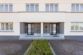 <p><em>Te koop Astridlaan te Geraardsbergen omwille van Herlokalisatie van huidige uitbating.</em></p>
<p><em>Verkoopsinfo : Pieter Cardoen 0475 36 12 52, pieter@cornelis-goeman.be </em></p>
<p><em>Polyvalent vastgoedproject bestaande uit drie kadastrale leggers. </em></p>
<p><em>N75:</em></p>
<p><em>Volledig onderkelderd en ingericht pand met op de eerste verdieping o.a. stijlvolle en ingerichte ontvangst/vergaderruimtes en afzonderlijk bureel. Op de eerste en tweede verdieping instapklaar duplex woonentiteit.</em></p>
<p><em>N77 </em></p>
<p><em>Ook dit pand is onderkelderd (met afzonderlijke toegang) met op het gelijkvloers verschillende ruimtes welke kunnen ingericht worden als b.v. praktijkruimte, kantoor, retail,…. De stijlvolle houten trap geeft toegang tot de eerste en twee verdieping welke nog in functie van de bestemming kunnen ingericht worden. Achteraan het pand nog een polyvalente ruimte van ong. 130 m2. </em></p>
<p><em>NR 79 :</em></p>
<p><em>Verhuurde woning met (o.a. recent vernieuwd dak) met vast rendement. We respecteren de privacy van de huurder en publiceren om deze reden geen interieur foto’s van deze woning. Foto’s zijn beschikbaar op aanvraag.</em></p>
<p><em> </em></p>
<p><em>Bijkomende troeven :</em></p>
<p><em>- Stijlvol pand met authentieke en karaktervolle elementen </em></p>
<p><em>- Commerciële topligging op DE invalsweg naar Geraardsbergen</em></p>
<p><em>- Grote visibiliteit </em></p>
<p><em>- Privé parking op eigen terrein en gratis parking voor de deur </em></p>
<p><em> </em></p>
<p><em>Omwille van de grootte van het project kunnen we niet alle foto’s publiceren. Deze (en extra info) zijn beschikbaar op aanvraag bij Pieter Cardoen. Vermelde afm. in deze adv. zijn informatief en niet bindend.</em></p>