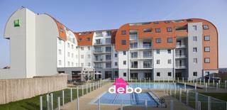 <h4><span><span>BEZOEKDAG – OP AFSPRAAK - ZATERDAG 18 OKTOBER - HOLIDAY SUITES</span></span></h4>
Droom je van een eigen stek aan de kust met de luxe van een hotel? Deze volledig ingerichte Holiday Suite op de derde verdieping in Zeebrugge biedt het beste van beide werelden!<br />Ontdek een unieke investeringskans in het hart van Zeebrugge, waar de dynamiek van de wereldhaven samenkomt met de charme van de Belgische kust.<br />Deze exclusieve suite biedt een ideale combinatie van comfort en luxe, perfect voor zowel zakelijke reizigers als toeristen.<br /><br />🏡 Jouw vakantieverblijf<br />✔️ Lichte woonkamer met open, ingerichte keuken<br />✔️ Zonnig terras met uitzicht op het zwembad 🌅<br />✔️ Slimme indeling: aparte slaapkamer met dubbel bed + slaaphoek met stapelbed (3 slaapplaatsen)<br />✔️ Moderne badkamer met bad/douche, wastafel & toilet<br />✔️ Vrij gebruik van het binnen- & buitenzwembad<br />✔️ Extra ontbijt en ontspanningsvoorzieningen voor een zorgeloze ervaring<br />💰 Vakantie & rendement in één! Gebruik deze suite voor eigen ontspanning, verhuur of een combinatie voor het beste rendement. Slim investeren was nog nooit zo leuk!<br /><br /><br />Voorzieningen:<br />Geschikt voor 5 personen, met een comfortabel tweepersoonsbed en een hoogwaardig stapelbed.<br />Uitgerust met een moderne badkamer, een ingerichte keuken, een gezellige leefruimte en een privéterras met uitzicht op de omgeving.<br /><br />Faciliteiten van het Complex:<br />Verwarmde binnen- en buitenzwembaden voor ultieme ontspanning.<br />Wellnesscentrum met sauna en hammam.<br />Volledig uitgeruste fitnessruimte.<br />Gezellige bar en restaurant ter plaatse.<br />Ondergrondse parkeergelegenheid voor uw gemak.<br /><br />Investering Voordelen:<br />Inkomstenpotentieel: Opbrengsten uit de verhuurinkomsten gerealiseerd door Holiday Suites, u hoeft zelf niks te doen.<br />Beheer zonder zorgen: Professioneel en volledig beheer van uw eigendom, zodat u kunt genieten van een passief inkomen zonder administratieve lasten.<br />Strategische Locatie: Gelegen nabij belangrijke zakelijke hubs en toeristische attracties, wat zorgt voor een stabiele bezetting gedurende het hele jaar.<br /><br />Grijp deze kans om te investeren in een hoogwaardige appartement-suite in Zeebrugge, waar rendement en ontspanning hand in hand gaan. Voor meer informatie of om een afspraak te maken voor een bezichtiging, neem vandaag nog contact met ons op.<br />