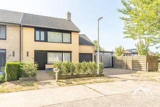 Deze heel rustig gelegen gerenoveerde woning (op het einde van een doodlopende straat in een groene woonwijk) ontvangt je in een mooie inkomhal (met gastentoilet). Zo kom je verder tot in de verrassend ruimtelijk aanvoelende leefruimte. Deze bestaat enerzijds uit een gezellige zithoek met haard, en anderzijds uit een tuinkamer die over de volledige breedte van de woning uitzicht biedt op de tuin. Doordat dit alles zeer open is, voelen de ruimtes mooi als één geheel aan. De aanpalende keuken is praktisch ingericht, en ook hier is er verbinding met de rest van de woning. Verder op het gelijkvloers : een inpandige garage, een ruime lounge én een overdekte zithoek buiten. Hier is dus alles aanwezig om het jaar rond te genieten van het goede leven. Op de eerste verdieping vinden we rond de overloop drie mooie slaapkamers en een badkamer met douche terug. Extra opbergruimte is er op de grote zolder, en in het tuinhuis. Voor de woning is er parkeerplaats voor meerdere wagens voorzien.Bezoekdag zaterdag 22/08! Inschrijven via mail naar stefan@immo-home.be, geen telefonische inschrijvingen! Volg ons op Fb en Insta. Voor meer info: www.immo-home.be. GRATIS SCHATTING & GRATIS FINANCIEEL ADVIES