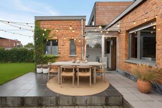 <p><strong>Lichtrijk Wonen met Sfeer, Ruimte en Toekomstpotentieel</strong><br /><strong>Richtprijs €415.000 – Beschikbaar vanaf akte</strong></p><p><strong>Wonen met licht & hoogte</strong><br />Binnenkomen doe je in een leefruimte met <strong>hoge plafonds</strong> en royale lichtinval; de <strong>pelletkachel</strong> zorgt voor sfeer op koude dagen. De <strong>open keuken (2017)</strong> sluit naadloos aan op de eetruimte—ideaal voor wie graag kookt en ontvangt. Dankzij de <strong>zuid-west georiënteerde achtergevel</strong> geniet je tot ’s avonds laat van de zon.</p><p><strong>Comfort op elk niveau</strong><br />Elk verdiep beschikt over een <strong>eigen badkamer met bad-douchecombinatie en toilet</strong>—in totaal <strong>drie toiletten</strong>. De woning werd <strong>licht gerenoveerd in 2005</strong>, de <strong>gevel gezandstraald in 2020</strong>: fris, verzorgd en meteen bewoonbaar.</p><p><strong>Slaap- & werkruimte met opties</strong><br />Je telt <strong>drie ruime slaapkamers</strong>, waaronder een <strong>ruim ingerichte zolderkamer</strong>—perfect als master, thuiskantoor of studio. De <strong>halfopen bebouwing</strong> biedt rust en privacy zonder in te boeten aan licht en ruimte. Deze woning ademt potentieel: stijlvol wonen nu, met groeimarge voor morgen.</p><p><strong>Buitenleven & parkeren</strong><br />De <strong>noord-oost voorgevel</strong> houdt de woning koel bij warme dagen; de <strong>zuid-west tuin</strong> vangt maximale zon. <strong>Garagebox voor 1 wagen</strong> en <strong>oprit voor 2</strong> zorgen voor zorgeloos parkeren. De onderhoudsvriendelijke buitenruimte is klaar voor loungehoek, moestuin of speelplek.</p><p><strong>Ligging die klopt</strong><br />Je woont hier in een <strong>rustige buurt</strong> waar <strong>groen en water</strong> om de hoek liggen: heerlijk wandelen of joggen langs de Nete en door de omliggende parken. Het <strong>centrum van Duffel</strong>, scholen en winkels bereik je vlot; via <strong>E19 en R6</strong> sta je snel in <strong>Mechelen of Antwerpen</strong>. <strong>Openbaar vervoer</strong> en fietsroutes maken elke verplaatsing eenvoudig.</p><p><strong>Waarom jij wil komen kijken</strong><br />Licht, <strong>hoge plafonds</strong>, twee badkamers, <strong>3 ruime slaapkamers</strong> en een <strong>sterke locatie</strong> met Mobiscore 8,3—dit is een gezinswoning met ziel én toekomst. Plan je bezoek en voel zelf hoe comfortabel en zorgeloos wonen hier aanvoelt.<br /><br /><strong>nico@altro-vastgoed.be I 04 88 42 42 24<br />- Deze advertentie bevat renders om u een duidelijker beeld te geven van het potentieel -</strong></p>