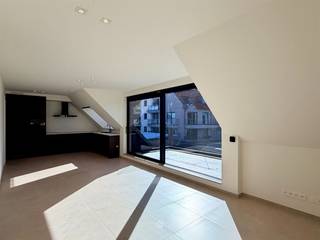 <p><span>DESTELBERGEN </span><span>- Ben je op zoek naar een appartement met terras, garage en grote gemeenschappelijke tuin in Destelbergen?</span></p><p><span>Dan is dit appartement misschien iets voor u.</span></p><p><span> </span></p><p><span>De belangrijkste troeven in een notendop:</span></p><ul><li><span>Energiezuinig nieuwbouw appartement met zonnepanelen en warmtepomp</span></li><li><span>Grote gemeenschappelijke tuin met barbecuehoek in aanleg</span></li><li><span>Aparte garage en lift aanwezig in het gebouw</span></li><li><span>Veel lichtinval doorheen het appartement</span></li><li><span>Gelegen in het centrum van Destelbergen en in de nabijheid van verschillende invalswegen</span></li></ul><p><span> </span></p><p><span>Zo ziet het appartement er uit:</span></p><p><span>Het appartement is gelegen op de tweede verdieping en beschikt over een inkomhal die toegang geeft tot de leefruimte met open keuken en aansluitende berging met aansluiting voor een wasmachine.</span></p><p><span>Verder zijn er twee slaapkamers, een badkamer, een apart toilet en een terras van 6 m². Extra opbergruimte is voorzien op de zolder, goed voor maar liefst 26 m².</span></p><p><span>Bij het appartement horen ook een private garage en een gemeenschappelijke fietsenberging. </span></p><p><span>Achter het gebouw wordt een ruime gemeenschappelijke tuin aangelegd met barbecuehoek.</span></p><p><span> </span></p><p><span>Belangrijk:</span><span><br />Beschikbaar vanaf: 1/11/2026<br />Huurprijs: € 1200 per maand + € 150 provisie (algemene delen, onderhoud tuin)<br />EPC: in aanvraag (vooropgestelde EPB-eis: E23)</span></p><p><span> </span></p><p><span>Voor een bezoek ter plaatse, vul zeker uw huurdersprofiel in op onze website. </span></p><p><span> </span></p>