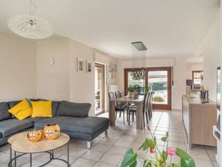 Deze gezinswoning is gelegen aan de rand van natuurgebied DE MELBERG op een steenworp van het centrum van Genk. Via de Zuiderring is de woning...