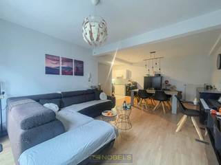 <strong>Te huur, goed gelegen appartement met garage in centrum Gavere</strong><br /><br />Op een <strong>STRATEGISCHE LOCATIE</strong> vlakbij het centrum van Gavere is dit twee slaapkamer appartement genesteld in een rustig gebouw met een huiselijke sfeer. Deze topper is gelegen op de tweede verdieping, is volledig <strong>INSTAPKLAAR </strong>en is ideaal als starter!<br /><br />Even een korte rondleiding; inkom, afzonderlijk toilet, berging, woonkamer met toegang tot balkon, open ingerichte keuken, <strong>2 VOLWAARDIGE SLAAPKAMERS</strong>, ingerichte badkamer.<br /><br /><strong>EXTRA TROEF</strong>: U beschikt over een kelderberging én afgesloten <strong>GARAGEBOX!</strong><br /><br />Adres: Broeckstraat 8 bus 6, 9890 Gavere <br />Beschikbaar vanaf 1 februari 2025<br />Huurprijs: €755 + €30 gemeenschappelijke kosten + €100 voorschot VERWARMING en WATER! <br />EPC: 133 kWh/m² - UC: 1145289