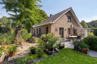 Zuidgericht, rustig gelegen én toch vlakbij Gent? Welkom in deze ruime open bebouwing aan de Zwaluwstraat 10 in Evergem! Op een perceel van 986...