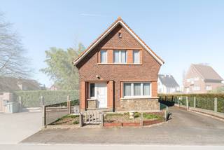 Deze woning is rustig en landelijk gelegen in het groen.Het gelijkvloers bestaat uit een ruime inkomhal, een lichtrijke woonkamer, een gedeeltelijk...