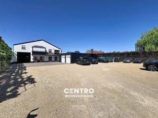 Woning met praktijkruimte + opslagruimte op strategisch uitstekende locatie in rustige straat, doch vlakbij de op- en afrit van de E403!<br /><br /><strong>INDELING:<br /><u><em>Gelijkvloers:</em></u></strong><br />Inkomhal - ruimte praktijkruimte met afzonderlijke inkomhal/2de woonkamer - 2 burelen - gastentoilet (met lavabo) - ruime opslagruimte/showroom - wasplaats - opslagruimte - werkplaats - berging - volledig verharde en omheinde parking - garage - volledig aangelegde en omheinde tuin met bijhorende tuinkamer met gemetste BBQ en bijhorende ontspanningsruime met jacuzzi, sauna en badkamer (O.a. met lavabomeubel, toilet en douche).<br /><br /><em><u><strong>Eerste verdieping:</strong></u></em><br />Hal - ruime lichtrijke living (met houtcassette) - volledig ingerichte keuken (O.a. met granieten werkblad, dubbele spoelbak, combi-oven, fornuis, dampkap, Amerikaanse koelkast en vaatwasmachine) - wasplaats (met uitgietbak en alle voorzieningen voor wasmachine en droger) - badkamer (O.a. met dubbel lavabomeubel en inloopdouche) - afzonderlijk toilet (met lavabo) - 4 slaapkamers - veranda - leuk zonneterras.<br /><br /><u><strong>Opmerkingen:</strong></u><br />- 64 Zonnepanelen aanwezig!<br />- Rolluiken aanwezig.<br />- Regenwaterput (10.000l) aanwezig!<br />- Drijfkracht aanwezig (400V)!<br />- Camerabewaking aanwezig.<br />- Perceel bouwgrond (600m2) inbegrepen!<br /><br />Zeer interessante woning voor ondernemers die wonen en werken willen combineren! Aarzel zeker niet om ons te contacteren voor een bezoek ter plaatse: 051/817.817 - info@centro.be.