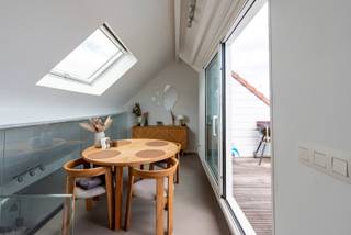 Dit recent gerenoveerde duplex appartement is gelegen op de 3e verdieping.Het is een 1-slaapkamer appartement met een terras van +/-7m² en een...