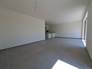 Dit gelijkvloers BEN-appartement met tuin en terras is terug te vinden in de doodlopende Jan Van Regenmortelstraat te Tremelo. Op wandelafstand van scholen, winkels, horeca en vlakbij verschillende buslijnen.<br /><br />We betreden het appartement via de inkomhal van waaruit men toegang heeft tot alle ruimtes. We komen onmiddellijk in de eyecatcher van dit appartement, zijnde de lichtrijke leef- en eetruimte met open, geïnstalleerde keuken. Vooraan het gebouw vinden we de ruime slaapkamer terug, met vlak erlangs de badkamer. Deze beschikt over een inloopdouche en een lavabo, ook is er nog plaats voor kasten. Vlak aan de voordeur zijn dan nog een berging en apart toilet voorzien. Tenslotte is er nog een terras en tuin, te bereiken via een groot schuifraam.<br /><br />Extra pluspunten in dit appartement zijn de kelderberging en de ondergrondse autostaanplaats. Ook beschikt het over vloerverwarming en een ventilatiesysteem.<br /><br />Kortom, een ruim, lichtrijk appartement dichtbij het centrum van Tremelo. Het is beschikbaar vanaf 1 augustus 2026 en heeft een vaste kost van 60 euro per maand.<br /><br />Interesse in dit appartement? Contacteer Ben via 0468/ 58 04 09 of ben@sophimo.be