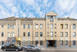 Interesse? Meer informatie op www.SWEVERS.be. - Deze gelijkvloerse studio van 28 m² biedt compact en praktisch wonen op een uitstekende ligging. De ruimte is slim ingedeeld en klaar om opgefrist te worden, waardoor je zelf volledig de nieuwe, moderne uitstraling kunt bepalen. De leefruimte voelt uitnodigend aan en kan met multifunctioneel meubilair ruimtelijk aanvoelen. Ook de keuken en badkamer bieden potentieel: met een vernieuwde kitchenette en een lichte opfrisbeurt kan de studio moeiteloos omgevormd worden tot een comfortabele, hedendaagse woonplek.<br /><br />De locatie is een grote troef: op 500 meter ligt het openbaar vervoer, scholen bevinden zich op 700 meter, en de snelwegen zijn vlot bereikbaar binnen vijf kilometer. Winkels, restaurants en ontspanning liggen op één kilometer afstand en de Grote Markt van Hasselt is slechts vijftien minuten wandelen.<br /><br />Dankzij het gebouw uit 1990, de gelijkvloerse toegang en het sterke verhuurpotentieel vormt deze studio een interessante keuze voor zowel eigen bewoning als investering. Met een strategische ligging en de mogelijkheid om meerwaarde te creëren, blijft dit een aantrekkelijke en toekomstgerichte woonoplossing. Bel ons vandaag nog voor een persoonlijke rondleiding. Wij van Swevers Real Estate helpen je maar al te graag verder. tel. 011 255 155. Bron bewoonbare oppervlakte: EPC-verslag.