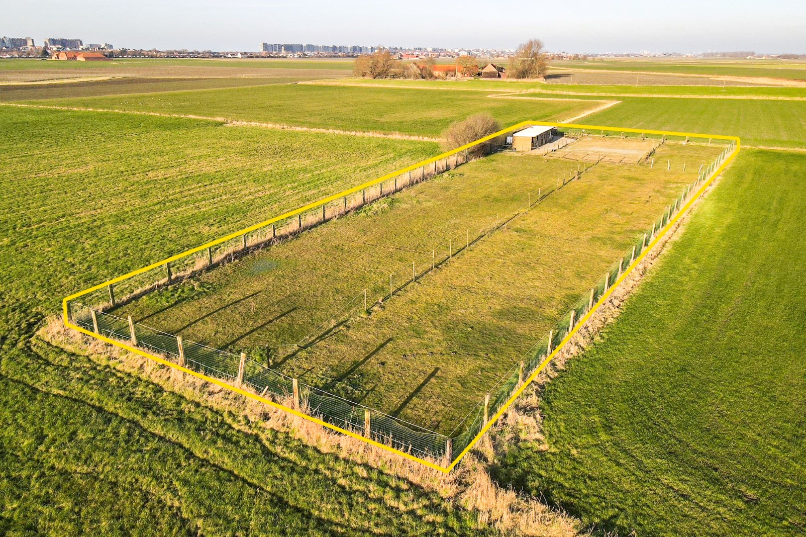 Mooi perceel weiland (2920 m²) met bijhorende paardenstalling op landelijke ligging te Westende - foto 2