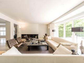 In een villaresidentie van 4 appartementen met conciërgeservice, een triplex op tuinniveau van ± 557 m² (volgens PEB) met een privétuin van 12 are op het zuidwesten, ontworpen door architect Claire Bataille.<br /><br />Het combineert strakke lijnen en grote erkers en bestaat uit een inkomhal die leidt naar de receptieruimtes, bestaande uit een woonkamer met open haard, een eetkamer die uitgeeft op het ideaal gelegen terras en de tuin, een volledig uitgeruste keuken met aangrenzende bijkeuken, een televisiekamer, een studeerkamer met bibliotheek en een bar. De eerste verdieping bestaat uit een master suite met een slaapkamer, 2 kleedkamers en een marmeren badkamer met aangrenzende fitnessruimte, en een tweede slaapkamer met een doucheruimte. Op tuinniveau een appartement bestaande uit een slaapkamer, een woonkamer met kitchenette, kleedkamer en badkamer, toegang tot een amfitheaterterras en een tweepersoonsslaapkamer met kitchenette en doucheruimte, ideaal voor een au pair. <br /><br />Overige informatie: Afgesloten garage (3 auto's), 3 gepantserde deuren, geïntegreerd B&O systeem, intern en extern alarm, drie kelders, wasruimte en ruimte voor individuele boiler. <br /><br />Prins van Oranje wijk is ideaal gelegen tussen Ukkel en Sint-Genesius-Rode. Het is een aangename buurt met een groene en rustige omgeving en toch dicht bij alle voorzieningen. Scholen zijn vlakbij. <br /><br />Voor meer informatie kunt u contact opnemen met Bertrand de Moffarts op + 32 (0) 475 944.508.