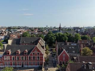 <strong>Topligging - St Elisabeth begijnhof! Instapklaar duplex appartement in een rustige straat nabij het historisch centrum!</strong><br /><br />Voor meer informatie mail naar info@carloeggermont.be<br /><br />Dit instapklaar<strong> duplex-appartement</strong> maakt deel uit van een <strong>kleinschalige residentie </strong>met slechts <strong>drie entiteiten</strong> en is gelegen in een<strong> rustige straat</strong> nabij het <strong>historisch centrum</strong>, <strong>Sint Elisabeth begijnhof</strong>, <strong>Gravensteen</strong>,...<br /><br />Het <strong>duplex appartement </strong>situeert zich op de <strong>derde verdieping </strong>en geniet van een <strong>aangename ruimtelijkheid</strong> dankzij de <strong>openheid </strong>tot in de nok en omvat een <strong>woon- en eetkamer</strong>, volledig uitgeruste<strong> keuken</strong>, <strong>badkamer </strong>met inloopdouche, wastafel en toilet<strong> </strong>en een <strong>mezzanine met slaapkamer </strong>voorzien van <strong>ingemaakte kastruimte.</strong><br /><br />Naast de lichtinval en <strong>algemeen goede staat</strong>, geniet het appartement van een <strong>vlotte bereikbaarheid</strong> met de wagen en het openbaar vervoer met als extra troef in de onmiddelijke nabijheid van <strong>winkels</strong>, <strong>cultuur </strong>en verschillende <strong>scholen </strong>en <strong>universiteiten</strong>. Bovendien is het appartement <strong>onmiddellijk beschikbaar.</strong><br /><br /><strong>Kortom, een ideale opportuniteit voor ouders van studerende kinderen, als eerste woonst of personen die op zoek zijn naar een goede investering op een toplocatie!</strong><br /><br />Conformiteitsattest aanwezig!
