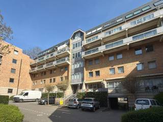 Gelegen op de tweede en derde verdieping van deze residentie kan je dit lichtrijke duplex appartement terugvinden.Binnenkomen doe je via de inkomhal...