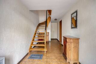 <p>This spacious <strong>semi-detached bell floor apartment</strong> with a living area of <strong>193 m²</strong> combines comfort, functionality and a pleasant outdoor space. Through the spacious entrance hall with separate guest toilet you enter the house. From the hall you have access to the <strong>indoor garage</strong> and the adjacent practical <strong>laundry room</strong>.</p><p>On the second floor is the <strong>bright living space</strong>, finished with a low maintenance stone floor. The open,  installed kitchen is equipped with a gas hob, extractor hood, dishwasher and numerous built-in cupboards, giving you plenty of storage space. Adjacent to the living space is a cozy enclosed veranda, which not only creates additional living space but also, in addition to access through the garage, offers a direct connection to the <strong>large, sunny garden of approx. 286 m²</strong> at the rear. The second floor comprises <strong>three full-size bedrooms</strong> and a <strong>bathroom</strong>, furnished with a bathtub, a second toilet and a sink unit. Thanks to its practical layout, generous spaces and large garden, this property makes an ideal family home in a pleasant location.</p><p>Additional assets:<br />- Roller shutters<br />- EPC: 323 kWh/m² (D-score -> NO renovation requirement)<br />- Central location within walking distance of stores, restaurants and public transport<br />- Industrial area, no VKR<br />- The register of measures and urban development extract has been requested</p><p>For more info visit www.coenenvastgoed.be or call 03/375.82.92. </p>