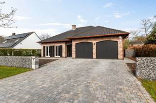 IN OPTIE !! Deze uitstekend en rustig gelegen woning bevindt zich in een residentiële en groene omgeving en biedt een verrassend ruime indeling...