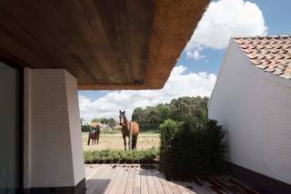 <p><strong>Villa exclusive avec finitions sublimes et vue imprenable sur les Polders – NON MEUBLÉE</strong></p>
<p>Située dans un quartier résidentiel calme, à proximité de la place Oosthoek, cette villa exceptionnelle se distingue par une qualité de finition inégalée et une harmonie parfaite entre luxe, lumière et espace.</p>
<p>Dès l’entrée, vous serez accueilli dans un élégant hall avec vestiaire et toilette invités. Le lumineux séjour, baigné de lumière naturelle grâce aux grandes baies vitrées, s’ouvre sur une superbe terrasse aménagée et un jardin offrant une vue dégagée sur les Polders. La cuisine ouverte, équipée d’électroménagers haut de gamme et d’un frigo à vin, est attenante à une buanderie fonctionnelle et un coin repas chaleureux. La terrasse partiellement couverte, avec chauffage intégré, permet de profiter de l’extérieur toute l’année. Un garage intégré pour une voiture complète le rez-de-chaussée.</p>
<p>Au premier étage, un vaste hall de nuit avec toilette séparée et un espace bureau, idéal pour le télétravail. Trois chambres spacieuses, toutes dotées de placards sur mesure et de leur propre salle de bain ou douche en suite, garantissent un confort optimal. Une magnifique vue dégagée sur les Polders.</p>
<p>Le deuxième étage dispose d’une chambre supplémentaire avec salle de douche ainsi que de nombreux espaces de rangement, parfaits pour accueillir des invités ou aménager un espace de détente supplémentaire.</p>
<p>Cette villa exclusive allie un confort de vie raffiné à un emplacement d’exception. Une opportunité rare pour ceux qui recherchent une location prestigieuse avec des finitions haut de gamme. <strong>Intéressé(e) ? Contactez-nous pour plus d’informations ou une visite !</strong></p>