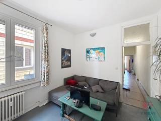 <p>BRUXELLES, en plein Centre, entre la Bourse et la rue du Midi, dans une petite rue calme proche des transports en commun et de nombreux commerces, appartement de ±89m² habitables situé au 6ème étage avec ascenseur. Composé d’un hall d’entrée, d’une chambre de ±9m² avec accès terrasse, une cuisine équipée (taques, hotte, frigo/congélateur) en attenance un espace de rangement avec connexion machine, toilette séparée avec lave-main, salle de bains (baignoire, évier), living de ±10,5m², chambre de ±11m². Cave. Provision de charges : 140 € (Commun, ascenseur, chauffage). Disponible pour le 01/09/2026. PEB E-. Mesures données à titre indicatif.</p>
<p><u>Au 6<sup>ème</sup> étage (gauche)</u> :</p>
<ul>
<li>Hall d’entrée</li>
<li>Chambre de ±9m² (3,3 x 2,7) avec terrasse de ±3,5m²</li>
<li>Cuisine équipée (taques, hotte, frigo/congélateur) en attenance pièce de rangement avec connexion machine</li>
<li>Toilette séparée avec lave-main</li>
<li>Salle de bains (baignoire, évier)</li>
<li>Living de ±10,5m² (3,1 x 3,3)</li>
<li>Chambre de ±11m² (3,1 x 3,5)</li>
</ul>
<p></p>