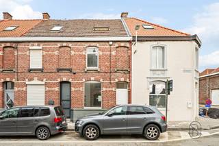 Ontdek deze te renoveren woning met 3 slk en stadsterras te Ronse, gelegen nabij het centrum van Ronse en de invalswegen. Ideaal als investering !...