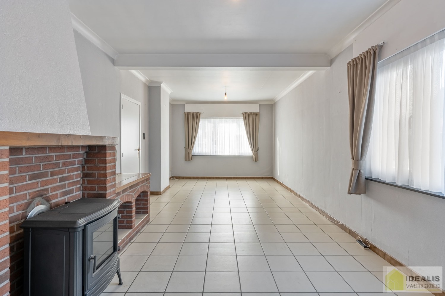 TE RENOVEREN WONING NABIJ HET CENTRUM VAN WIJCHMAAL, PEER OP EEN PERCEEL VAN MAAR LIEFST 12A 5CA – DE WONING OMVAT EEN OPEN LEEFRUIMTE MET VEEL LICHTINVAL, KEUKEN MET AANSLUITEND EETKAMER, 3 SLAAPKAMERS, BADKAMER, VERANDA EN TWEE RUIME OPSLAGRUIMTES/WERK - foto 3