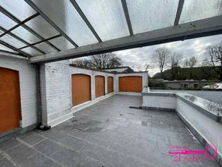 !!! BIEDINGEN VANAF 179.500,00€ WORDEN IN OVERWEGING GENOMEN !!!<br />* Een heel ruim appartement met tal van mogelijkheden in het volle centrum van Meulebeke<br />* Gelegen in hartje Meulebeke, 1 straat van Meulebeke Plaats, scholen, openbaar vervoer en winkels<br />* Bouwjaar 1959 - Renovatiejaar 2000<br />* Verdiep 0 : inkomhal - ruime garage met automatische sectionale poort<br />* Verdiep 1 : inkomhal - living - keuken - wasruimte - badkamer - 3 slaapkamers - bergruimte - ruim zonnig terras<br />* Verdiep 2 : zolder waar er 3 extra slaapkamers kunnen ingericht worden (bereikbaar via uitschuiftrap in de inkomhal)<br />* Centrale verwarming op aardgas<br />* EPC 531 kWh / (m² jaar) UC 3568018 (LABEL F)<br />* Gvg/Wg/Gvv/Gvkr/Gmo<br />* Beschikbaar bij notariële akte