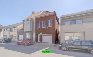 Op zoek naar een verzorgde en energiezuinige woning op een rustige ligging? Deze instapklare halfopen bebouwing in de Karrestraat 8 te Wevelgem biedt alles wat u nodig heeft voor comfortabel en hedendaags wonen.<br /><br />Bij het betreden van de woning kom je in een ruime inkomhal met toegang tot de lichtrijke en gezellige leefruimte. Dankzij de grote raampartijen geniet u hier van een overvloed aan natuurlijk licht, wat zorgt voor een aangename en open sfeer. Aansluitend bevindt zich de moderne open keuken, die volledig is uitgerust met alle nodige voorzieningen en comfort. Verder is er een ruime eetplaats die een mooi zicht biedt op de tuin, waardoor binnen en buiten naadloos in elkaar overlopen.<br /><br />De woning werd grondig gerenoveerd en is bovendien uitgerust met energiezuinige technieken. Zo zijn er lucht/lucht warmtepompen geïnstalleerd en beschikt de woning over maar liefst 17 zonnepanelen, wat bijdraagt aan een lagere energiefactuur en een duurzame levensstijl.<br /><br />Ook op praktisch vlak heeft deze woning heel wat te bieden. Zo is er een inpandige garage, een kelder voor extra opslagruimte en een ruime zolder die tal van mogelijkheden biedt. Op de verdieping bevinden zich drie volwaardige slaapkamers en een badkamer.<br /><br />Buiten geniet u van een ruime en aangename tuin met terras, ideaal om te ontspannen of om gezellige momenten door te brengen met familie en vrienden. Daarnaast is er ook een praktische tuinberging voorzien.<br /><br />Kortom, deze woning combineert ruimte, comfort en energiezuinigheid op een uitstekende locatie in Wevelgem en is volledig instapklaar voor zijn nieuwe bewoners.<br /><br />Interesse in deze topper? Contacteer ons vandaag nog voor een bezoek!<br /><br />