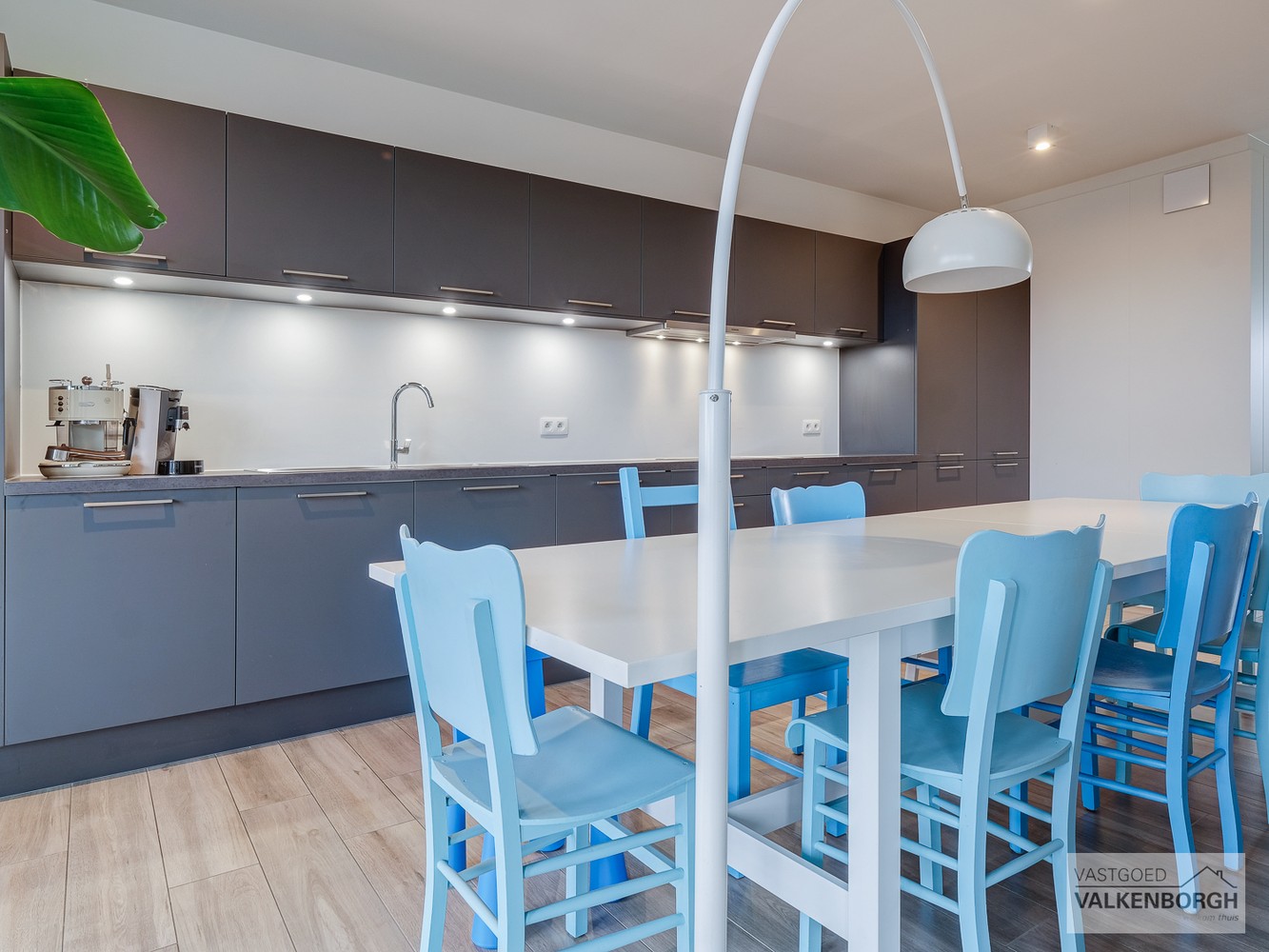 Prachtig 2 slpk appartement met 2 ruime terrassen, autostandplaats en een kelderberging, te midden van het centrum van Hasselt. - foto 5