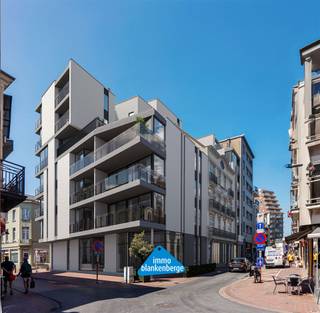 <p>Welkom bij Maison Duysburgh, een exclusief nieuwbouwproject gelegen in het hart van Blankenberge, tussen de Grote Markt en het strand. Dit project biedt een unieke woonervaring door het contrast van moderne nieuwbouw met het behoud van een breedhuis in prachtige art-nouveau-stijl.<br /><br />Maison Duysburgh omvat 39 stijlvolle appartementen met een variëteit aan keuzes: één-, twee- of drieslaapkamerappartementen, elk voorzien van mooie terrassen die uitnodigen tot ontspanning en genieten van de buitenlucht.<br /><br />Alle appartementen zijn uitgerust met duurzame verwarmingsoplossingen, zoals een warmtepomp gekoppeld aan vloerverwarming. Samen met het ventilatiesysteem (type D) en uitstekende akoestische en thermische isolatie, zorgen deze voorzieningen ervoor dat de E-peilen maximaal E30 bedragen. Dit betekent niet alleen een lagere energierekening, maar ook een bijdrage aan een milieuvriendelijke levensstijl.<br /><br />De bouwheer heeft ruime budgetten voorzien in het lastenboek, zodat u uw appartement naar eigen smaak kunt inrichten. Daarnaast staat een ervaren interieurarchitect klaar om u gedurende het hele keuzetraject van advies op maat te voorzien.</p>
