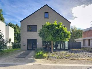 Op zoek naar een plek voor uw zaak, praktijk of kantoor? Aan de Sint-Jobstraat 34 in Bolderberg, Heusden-Zolder, biedt dit handelsgelijkvloers heel wat mogelijkheden. De omgeving met winkels, horeca en lokale handelszaken vormt een aangename uitvalsbasis voor uw activiteit. Dankzij de ruime parkeermogelijkheden kunnen klanten en medewerkers bovendien comfortabel parkeren.<br /><br />Bolderberg combineert een groene omgeving met een sportief en recreatief karakter. Domein Bovy en het vijverlandschap van De Wijers bieden tal van wandel- en fietsmogelijkheden. Ook Circuit Zolder en de moderne wielerpiste van de Velodroom geven de omgeving een bijzondere dynamiek. De ontwikkeling van Domein Bovy als toegangspoort tot De Wijers en de uitgebouwde sportinfrastructuur versterken het veelzijdige karakter van de buurt.<br /><br />Het handelsgelijkvloers beschikt over een oppervlakte van 107 m² volgens het EPC en heeft een energiezuinig B-label. De huidige indeling bestaat uit verschillende afzonderlijke ruimtes, ideaal voor een praktijk, kantoor of een activiteit waarbij meerdere werk- of gespreksruimtes gewenst zijn. Verkiest u een open handelsruimte? Dan kan het gelijkvloers eenvoudig opnieuw worden samengebracht tot één grote ruimte, zoals weergegeven op het plan.<br /><br />Een inkom, sanitaire voorzieningen en een praktische berging met kitchenette vervolledigen het geheel. De eigen tuin biedt een aangename buitenruimte om tussendoor even te ontspannen. De flexibele indeling en ruime parkeermogelijkheden maken dit pand interessant voor uiteenlopende professionele activiteiten.<br /><br />De vermelde vraagprijs heeft uitsluitend betrekking op het handelsgelijkvloers. Het bovenliggende appartement is niet inbegrepen in deze prijs.<br /><br />Ontdek de mogelijkheden voor uw zaak en maak een afspraak voor een bezoek.