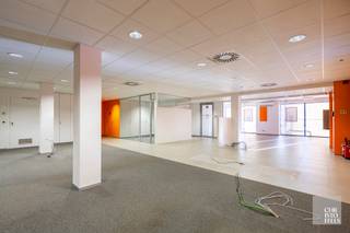 <span><span><strong>INDELING</strong></span><br /><br />Deze commerciële ruimte is voorzien van een aparte inkomhal, een vuilnislokaal, open kantoorruimte, drie aparte kantoorruimtes, een kitchenette, twee toiletten waaronder één voor mindervaliden, een ingebouwde kluis en diverse opbergruimtes.<br /><br /><span><strong>AFWERKING</strong></span><br /><br />De ruimte is flexibel in te richten en kan volledig aangepast worden aan de specifieke behoeften van uw bedrijf. Zowel de werkruimte als de faciliteiten kunnen naar wens worden vormgegeven.<br /><br />Daarnaast is de ruimte voorzien van airconditioning. <br /><br /></span>