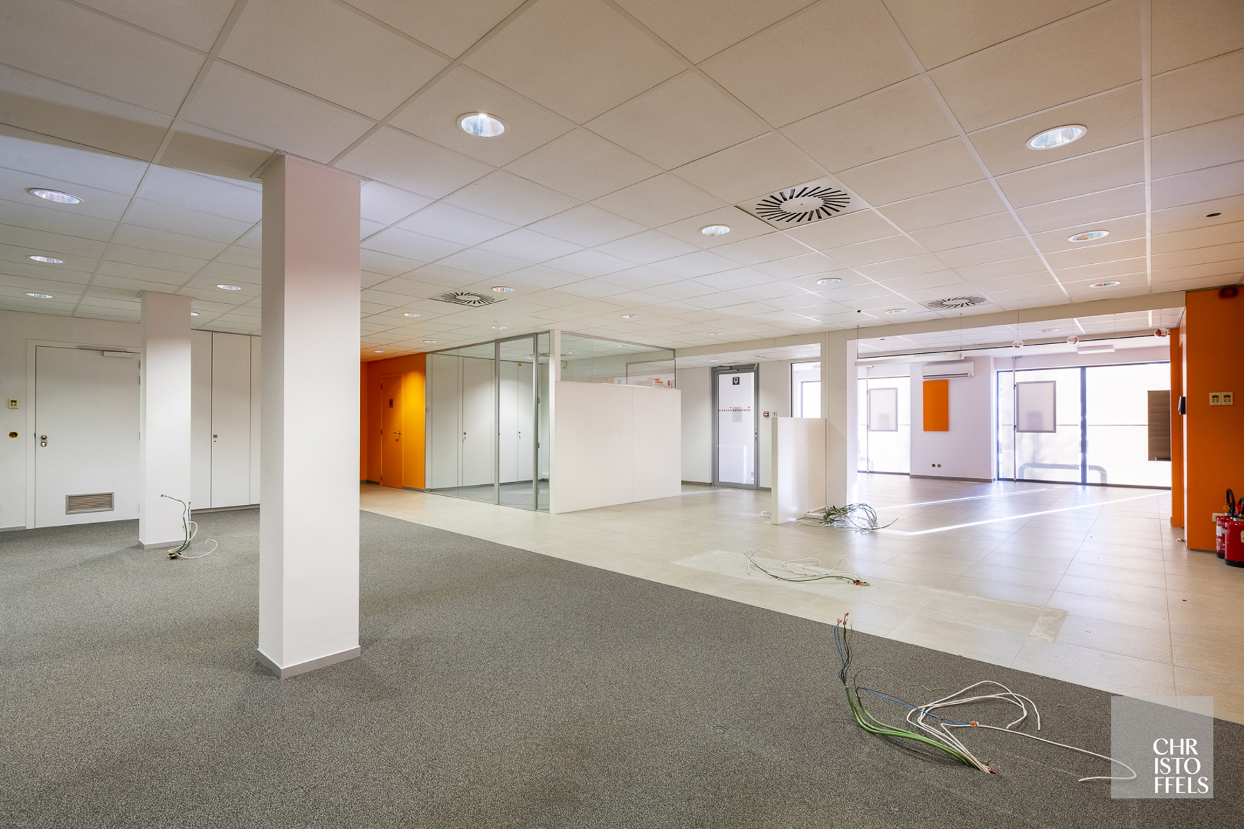 TE HUUR - Commerciële ruimte (271m²) mét parkeergelegenheid op een strategische locatie in Lanaken! - foto 1