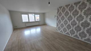 Dit appartement is gelegen in het hartje van Koekelare, op een boogscheut van de winkels, scholen, busverbindingen, ...<br /><br />Werd recent volledig nieuw geschilderd.<br /><br />Geen bijkomend syndic kosten.