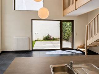 Stadswoning in het Clarenhof met 2 slaapkamers en tuin! De woning is gelegen in het bruisende centrum van Mechelen, op wandelafstand van winkels, scholen, openbaar vervoer en zo veel meer. Via de inkomhal met apart toilet en wasberging bereiken we de keuken met eetplaats. Deze heeft zeer veel lichtinval met toegang tot de tuin. De tuin heeft een achterpoortje dat uitgeeft op het binnenplein van residentie Clarenhof. De eerste verdieping bevat de woonkamer (op mezzanine). Op de tweede verdieping bevinden zich de 2 slaapkamers en badkamer met toilet, enkel lavabomeubel en ligbad. Verder beschikt het appartement nog over een kelderberging. Vrij vanaf 01/08/2026