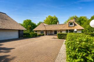 Unieke Charmevilla op Toplocatie – Exclusief Wonen in Privacy en LuxeOp zoek naar een karaktervolle villa met uitzonderlijk comfort en volledige...