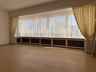 <p><span>Een recent gerenoveerd appartement gelegen te Mol, ideaal voor wie opzoek is naar comfort, ruimte en gezelligheid. </span></p><p><span>Een ruime leefruimte met veel lichtinval deze ruimte sluit aan op de keuken met alle nodige voorzieningen.</span></p><p><span>Het appartement beschikt over twee volwaardige slaapkamers en een badkamer met een stijlvolle inloopdouche en badkamermeubel. </span></p><p><span>Het toilet is apart. Daarnaast is er een praktische opbergruimte aanwezig, ideaal voor het wegbergen van huishoudelijke spullen of voorraad.</span></p><p><span> </span></p><p><span>Een extra troef is het aangename terras, waar het heerlijk vertoeven is tijdens zonnige dagen. </span></p><p><span>Of je nu geniet van een rustig ontbijt in de ochtendzon of van een gezellige avond buiten, dit terras vormt een waardevolle verlenging van je woonruimte.</span></p><p><span> </span></p><p><span>Deze instapklare woning is ideaal voor wie op zoek is naar een comfortabel appartement in een centrale omgeving in Mol. </span></p><p><span>Een plek waar je je meteen thuis voelt.</span></p>