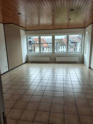 Dit goed gelegen appartement beschikt over een inkomhal, een ruime living (met klein terras), een ingerichte keuken, badkamer (met inloopdouche)...