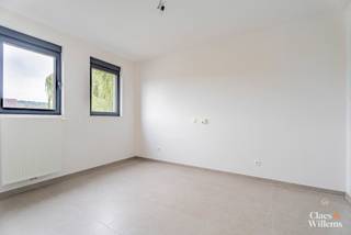 Dit recente appartement combineert comfort met een laag energieverbruik. De lichtrijke slaapkamer van 12,5 m² biedt voldoende ruimte en rust.
De open keuken sluit mooi aan op de gezellige leefruimte, met een groot schuifraam dat toegang geeft tot een privéterras – ideaal voor een koffiepauze in de zon.
De aparte badkamer beschikt over een douche. Extra praktisch zijn de inbouwkasten in de inkomhal, perfect voor jassen en opbergruimte.
Een ideaal appartement voor wie rustig en energiezuinig wil wonen.