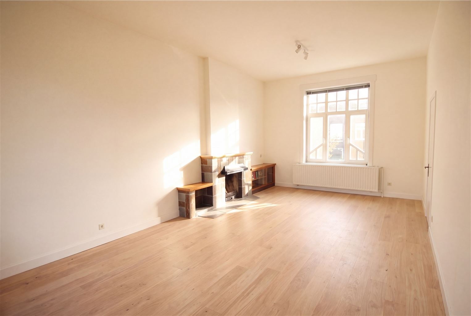Volledig gerenoveerd, instapklaar herenhuis in eclectische stijl met 3 slaapkamers(+dressing), mooi aangelegde tuin en autostaanplaats. - foto 4
