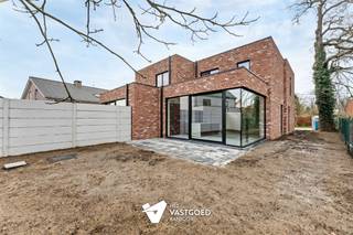 <p><span>Volledig afgewerkte nieuwbouwwoning op centrale ligging.</span></p><p><span> </span></p><p><span>Belangrijkste troeven:</span></p><p><span>- Centrale ligging</span></p><p><span>- Zeer kwalitatief afgewerkt</span></p><p><span>- BEN woning</span></p><p><span>- EPB E7</span></p><p><span>- Zonnepanelen</span></p><p><span>- Inpandige garage</span></p><p><span> </span></p><p><span>Wenst u meer info of een vrijblijvende afspraak, contacteer dan ons kantoor op het nummer 011 85 15 15 en wij helpen u graag verder.</span></p>