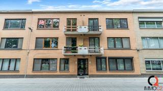 Op een rustige en centrale ligging aan het Eikelplein in Hulst (Tessenderlo-Ham) bevindt zich dit op te frissen appartement met een netto bewoonbare oppervlakte van circa 90 m². Dankzij de praktische indeling, de twee volwaardige slaapkamers en de gunstige energiescore vormt dit appartement een interessante opportuniteit voor zowel eigen bewoning als investering.<br /><br /><strong>Indeling</strong><br /><em>Interieur</em><br />+ Inkomhal<br />+ Apart toilet<br />+ Ruime leefruimte met zithoek en eethoek<br />+ Aangrenzende deels geïnstalleerde keuken<br />+ Ingerichte badkamer met lavabo en ligbad, tevens voorzien van aansluiting voor wasmachine en droogkast en een boiler<br />+ 2 volwaardige slaapkamers afgewerkt met laminaatvloer<br />+ Extra kamer zonder raam, ideaal als dressing, bureau, berging of hobbyruimte<br />+ Praktische voorraadberging<br /><br /><em>Exterieur</em><br />+ Balkon aan de voorzijde, toegankelijk via de keuken<br />+ Garagebox (verplicht bij aan te kopen aan € 15.000 excl. aankoopkosten)<br /><br /><strong>Extra info</strong><br />+ Netto bewoonbare oppervlakte van ca. 90 m²<br />+ Thermisch aluminium raamwerk met HR dubbele beglazing<br />+ Individuele verwarming én koeling via warmtepompen (geplaatst in 2025)<br />+ EPC: 104 kWh/m²/jaar – Label B met UC: 3783139<br />+ Kleinschalige residentie met beperkte mede-eigendom<br />+ Gem. lasten bedragen 85 € per maand<br />+ Geen lift in het gebouw<br />+ Interessante investering of ideale starterswoning<br /><br /><strong>Ligging</strong><br />Het appartement geniet van een rustige ligging met uitzicht op het Eikelplein, midden in het centrum van Hulst. Winkels, scholen, openbaar vervoer, horeca en apotheek bevinden zich op wandelafstand. Daarnaast zorgt de nabijheid van het op-en afrittencomplex E313 voor een uitstekende bereikbaarheid.